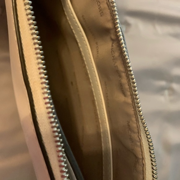 Authentic Michael Kors Big Wristlet white floral - Picture 9 of 10